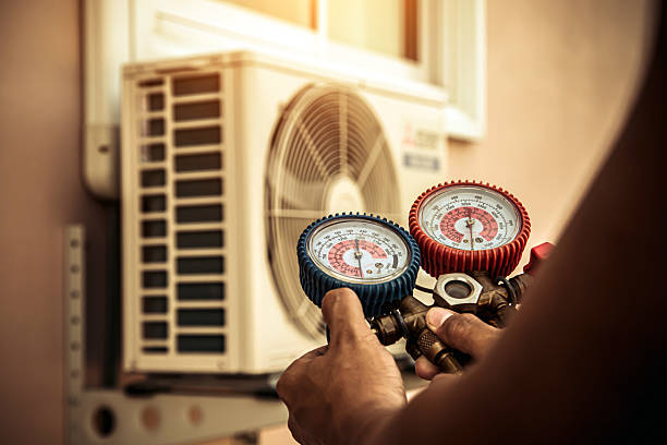 Professional Emergency Hvac technician working in Weirsdale, FL